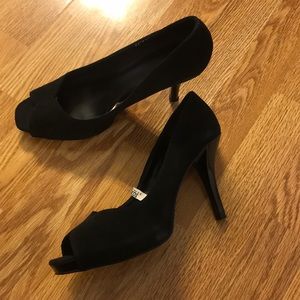 Suede and patent leather peep toes